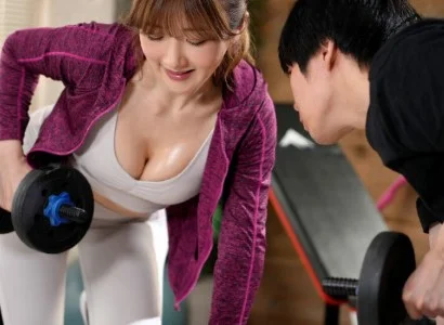 Cô nàng PT gợi cảm và chàng trai số hưởng chén nhau