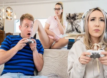 cô bạn gái bị bạn thân cướp người yêu ngay khi đang mải chơi game
