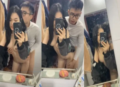 Hai bạn sinh viên cùng làm tình với nhau trước gương