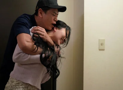 Nữ ca sĩ bị fan cuồng lạm dụng tình dục vì thân hình bốc lửa