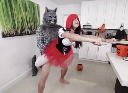 Cô bé quàng khăn đỏ nện nhau không dứt