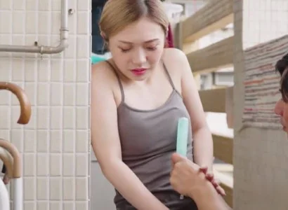 Cặp vợ chồng trẻ giúp em dâu sinh con