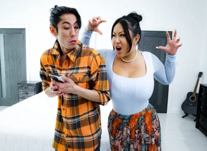 Đứa con trai làm mẹ kế xăm trổ hàng múp lên đỉnh